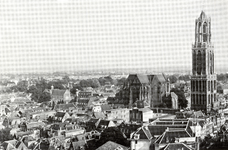 601597 Overzicht van de binnenstad van Utrecht, vanaf de Neudeflat (Vinkenburgstraat 26), uit het noordwesten. In het ...